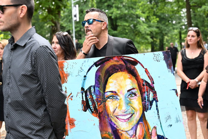FOTO: Michal Kavalčík donesl obří obraz s Bárou. – stránka 1