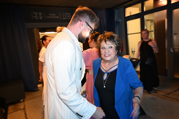 FOTO: Jiřina Bohdalová pokřtila Mikulášovu knihu. – stránka 3