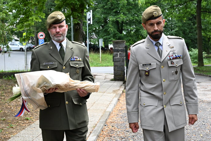 FOTO: Pohřeb Báry Tlučhořové. – stránka 14