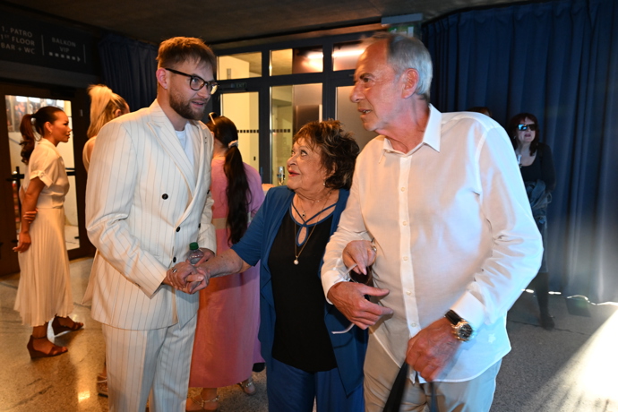 FOTO: Mikuláš Focko se svým otcem a legendární herečkou Jiřinou Bohdalovou. – stránka 7