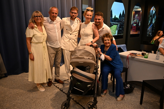 FOTO: Jiřina Bohdalová se svým vnukem Vojtěchem Stašem jeho partnerkou Helenou a rodinou Fockových. – stránka 6