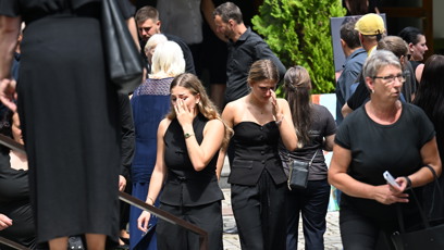 FOTO: Smuteční hosté odcházeli zdrceni.