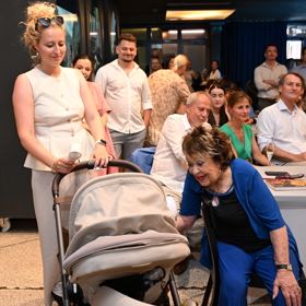 Jiřina Bohdalová měla podle všeho velkou radost, že vidí svého pravnuka Antonína. 