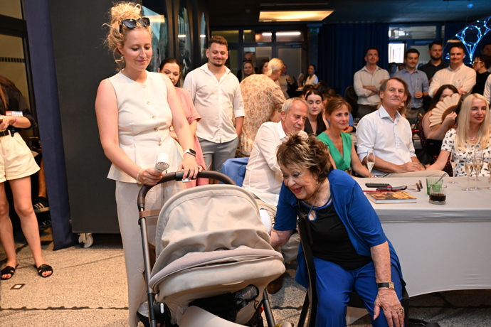FOTO: Jiřina Bohdalová měla podle všeho velkou radost, že vidí svého pravnuka Antonína. – stránka 28
