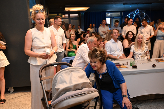 FOTO: Jiřina Bohdalová dělala vtipné grimasy na svého pravnuka Antonína. – stránka 24