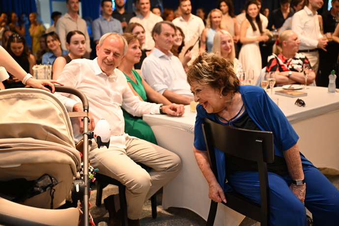 FOTO: Jiřina Bohdalová vypadala šťastně. – stránka 22