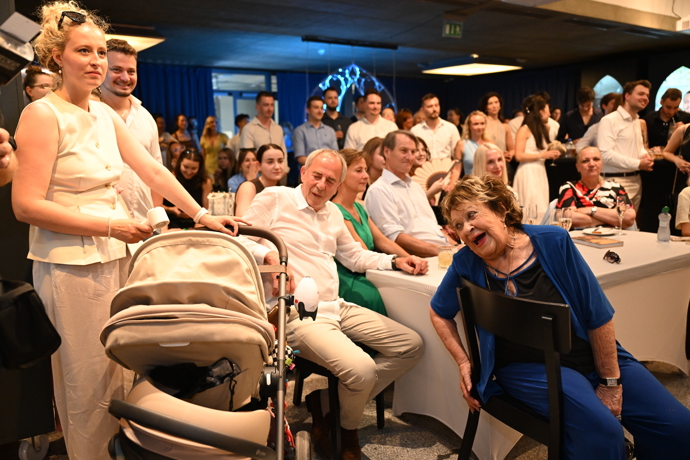 FOTO: Jiřina Bohdalová byla ze svého pravnuka Antonína unešená. – stránka 21