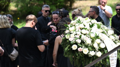 FOTO: Smuteční hosté odcházeli zdrceni.