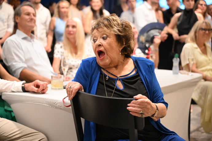 FOTO: Jiřina Bohdalová dělala vtipné grimasy na svého pravnuka Antonína. – stránka 20