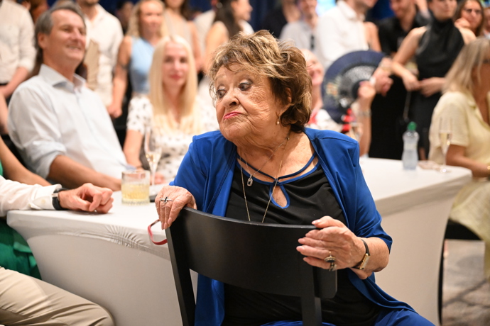 FOTO: Jiřina Bohdalová dělala vtipné grimasy na svého pravnuka Antonína. – stránka 18