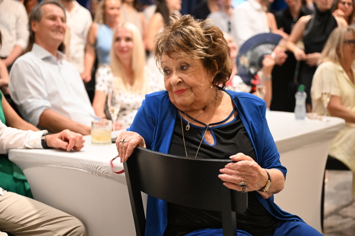 FOTO: Herečka Jiřina Bohdalová. – stránka 17