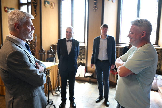 FOTO: Petr Pavel s moderátorem Alešem Hámou. – stránka 8