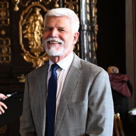 Prezident Petr Pavel si šel zatrsat na koncert Iron Maiden. Fanoušky rozdělil do dvou táborů.