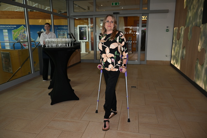 FOTO: Regina Řandová stále chodí o berlích. – stránka 2