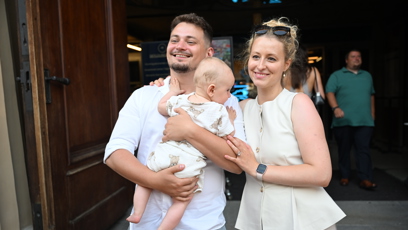 FOTO: Vojtěch Staš se svou partnerkou Helenou a synem Antonínem.