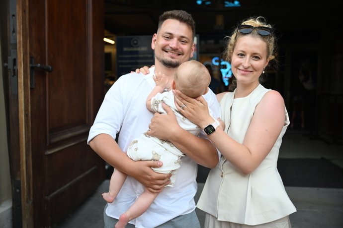 FOTO: Vojtěch Staš ukázal syna Antonína po boku své partnerky Heleny. – stránka 9