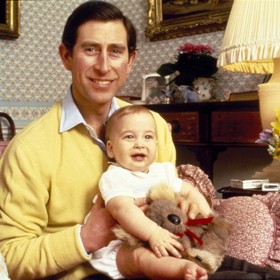 Princ Charles s dvouletým synem Williamem v roce 1984.