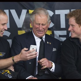 A zasmát se umí i díky moderním technologiím. Co ovšem William ukazoval tátovi a bráchovi Harrymu během Invictus Games v roce 2014, zůstane už nejspíš navždy tajemstvím.