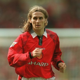 Karel Poborský v roce 1996, kdy s českým týmem skončil druhý na EURO. Na podzim už díky tomu kopal místo Slavie za Manchester United.