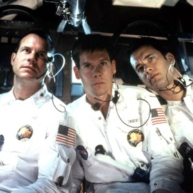 Kevin Bacon se proslavil mimo jiné rolí astronauta ve filmu Apollo 13 s Tomem Hanksem. 