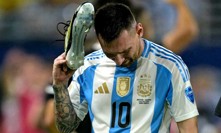 Zraněný Lionel Messi odhodil kopačku.