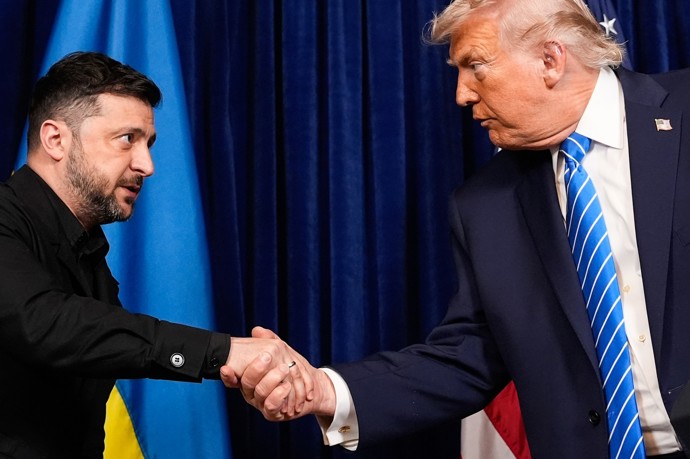 FOTO: Prezident USA Donald Trump spolu s ukrajinským prezidentem Volodymyrem Zelenským. – stránka 10