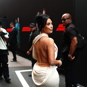 Kim Kardashian podpořila svého partnera Lewise Hamiltona.
