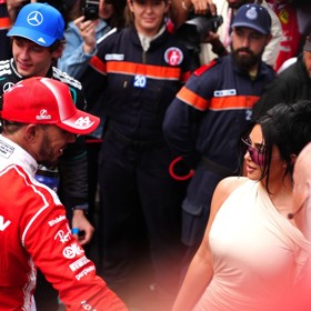 Lewis Hamilton měl vedle sebe svou lásku Kim.