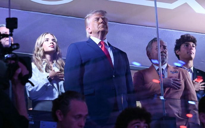 FOTO: Donald Trump na finále basketbalové NBA. – stránka 11
