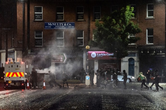 FOTO: Noční protesty v Belfastu. – stránka 4