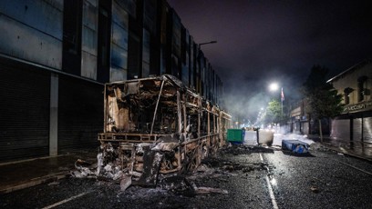 FOTO: Lidé při protestech volali „dostaneme odtud cizince“.
