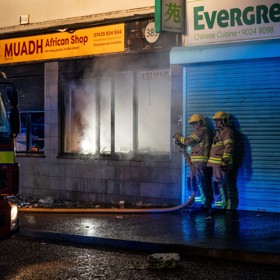 Lidé v Belfastu se bouří proti imigrantům.
