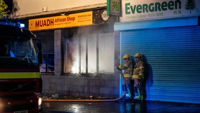 FOTO: Lidé v Belfastu se bouří proti imigrantům.