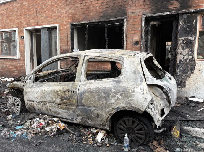 FOTO: Noční protesty v Belfastu. – stránka 1