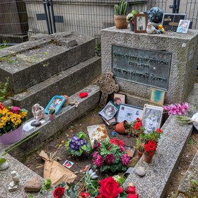 Hrob Jima Morrisona na slavném pařížském hřbitově Père-Lachaise