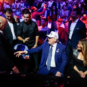 Donald Trump seděl v první řadě.