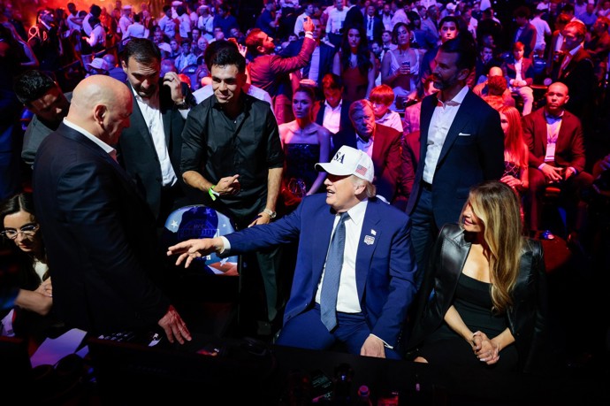 FOTO: Donald Trump seděl v první řadě. – stránka 6