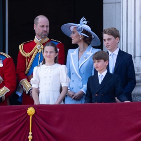 Britská královská rodina na každoroční akci Trooping the Colour, která slouží jako oficiální oslava narozenin panovníka.