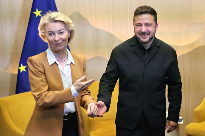 FOTO: Ukrajinský prezident Volodymyr Zelenskyj s šéfkou Evropské komise Ursulou von der Leyen. – stránka 3