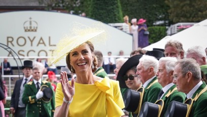 FOTO: Princezna Kate byla na dostizích středem pozornosti. V zářivě žlutých šatech jí to moc slušelo.