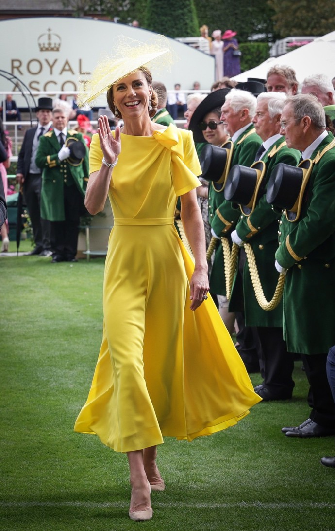 FOTO: Princezna Kate byla na dostizích středem pozornosti. V zářivě žlutých šatech jí to moc slušelo. – stránka 1