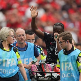 Ismaël Koné se dlouho nezvedal, nakonec přispěchali medici a odvezli zraněného Kanaďana na nosítkách.