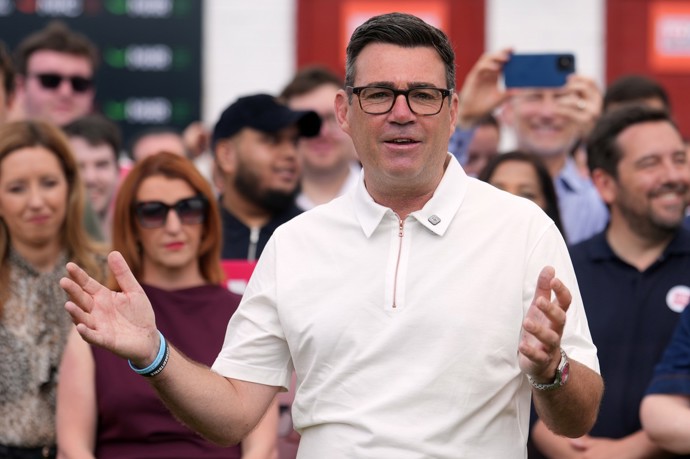 FOTO: O post premiéra Británie má zájem Andy Burnham. – stránka 2