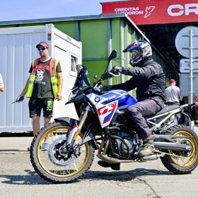 Žádná limuzína, hlava státu dorazila stylově na svém motocyklu BMW.