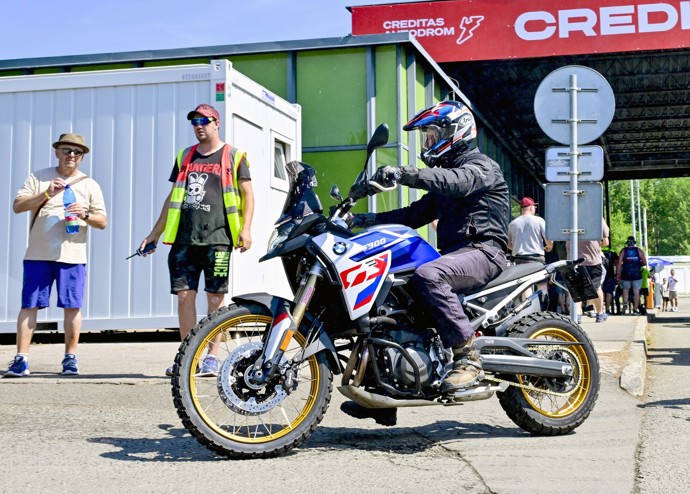FOTO: Žádná limuzína, hlava státu dorazila stylově na svém motocyklu BMW. – stránka 11