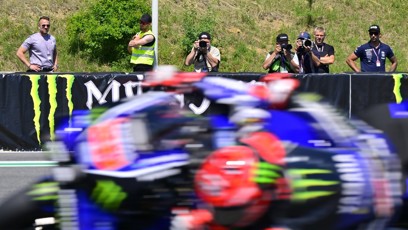 FOTO: Mezi ostatními fotografy u trati, kde se v rychlosti míhají závodní stroje.