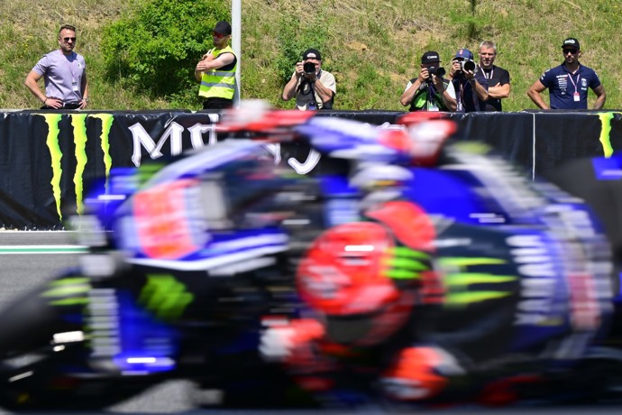 FOTO: Mezi ostatními fotografy u trati, kde se v rychlosti míhají závodní stroje. – stránka 10
