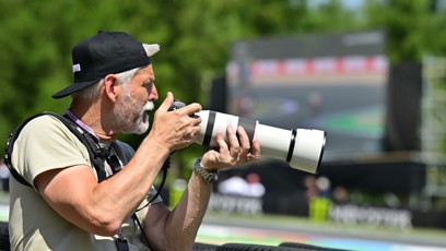 FOTO: S kšiltovkou dozadu a profesionálním foťákem v ruce, prezident v plném soustředění.