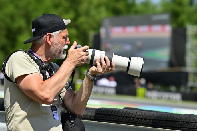 FOTO: S kšiltovkou dozadu a profesionálním foťákem v ruce, prezident v plném soustředění. – stránka 9