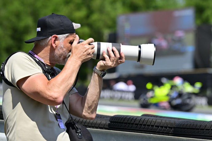 FOTO: Petr Pavel detailně dokumentuje dění na trati během závodního víkendu MotoGP. – stránka 8